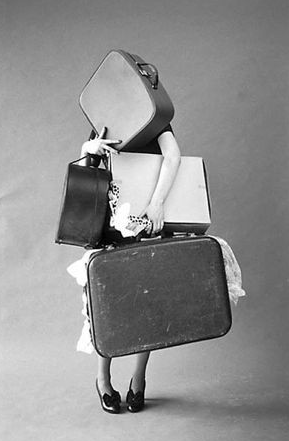 Femme surchargée de valises