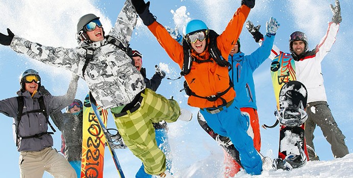 personnes heureux de faire du ski